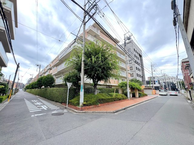 コスモ浦和常盤の外観|外観
落ち着いた街並みに調和するシックな外観。周辺環境も整っており、安心・快適な新生活をスタートできる魅力的な分譲マンションです。