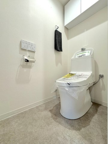 コスモ浦和常盤のトイレ|トイレ新規交換
清潔感あふれるトイレは新規交換済み。快適にご利用いただける温水洗浄便座等の設備を備えています