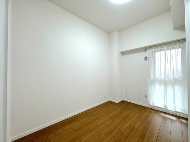 コスモ浦和常盤の子供部屋|洋室4.2帖　間取り図左上の部屋
約4.2帖の独立感ある洋室で、収納もしっかり完備。子ども部屋はもちろん、集中しやすい書斎やリモートワーク部屋としてもピッタリです。