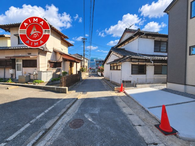 福岡市南区野多目6丁目第4-1棟（1号棟）の前面道路含む現地写真|前面道路は閑静な住宅地をはしる車通りの少ない道路。お車の出し入れが苦手なママや小さなお子様にも安心ですね。しっかり舗装もされているので、ベビーカーや自転車で通っても快適に通行できます。