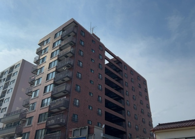 【外観】 | サンコーポ八王子 | 土地の面積＝住宅面積ではありません。建ぺい率の問題などで、土地のある場所によって住宅を建てられる面積は限られています。高さもしかり、「土地」という言葉の中には、建築条件も含まれると考えておきましょう。