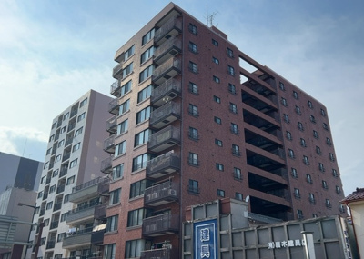 【外観】 | サンコーポ八王子 | 家を建てる場合、方位は要チェックです。現実的に日当たりのよい家ならばリビングは南側、建築基準法でも北側に当たる家への配慮は求められています。土地を見学に行く際は、方位磁針を持って行くようにしましょう。