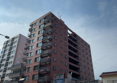 【外観】 | サンコーポ八王子 | 土地を買う際、住む地域の自治体や福祉の補助制度にも注目してみましょう。子供や老人の医療補助やゴミ出しのルールなど、自治体によってルールに大きな違いがあるため、暮らしやすい土地で判断するとよいでしょう。