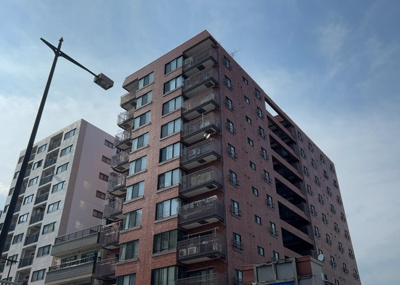 【外観】 | サンコーポ八王子 | 土地の前の道路に消火栓が設置されていることがあります。この場合、道路交通法第45条第1項により、駐車禁止の場所が指定されています。そのため、車庫などの駐車スペースをつくることができない場合があります。