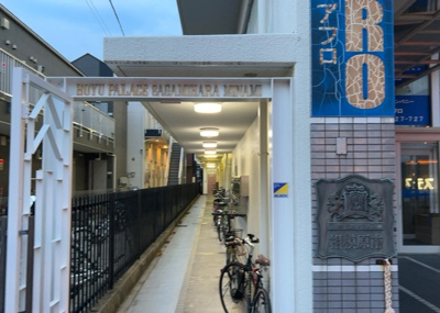 【エントランス】 | ホーユウパレス相模原南 | マンションのエントランスには、もともと風よけや防犯の役割がありますが、マンションによって宅配ボックスなどの設備が備わっている所もあります。日々の生活をイメージしながら生活しやすさをチェックしましょう。