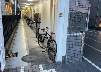 【駐車場】 | ホーユウパレス相模原南 | 車一台あたりに必要なスペースは、標準サイズの普通自動車で横幅2m50cm、長さ5mは必要になります。ただし、乗降のことも考慮して横幅3m30cm、長さ5m50cmほどは確保できるところを選びましょう。