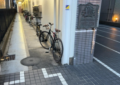 【駐車場】 | ホーユウパレス相模原南 | 駐車場と明記されていても、最小スペースでつくられた駐車場だと大型車は駐車できなかったり、出入りしにくくなったりする可能性があります。お車のサイズと購入したい物件の駐車場のサイズを現地で確認しましょう。