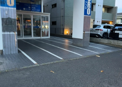 【中庭】 | ホーユウパレス相模原南 | 中庭（パティオ）とは、一つの建築物の内部に設けられた、壁などで囲われている庭のことを指します。コの字型、ロの字型が主流ですが、L字型の中庭もあります。最近では、インテリア性の高さからも人気があります。