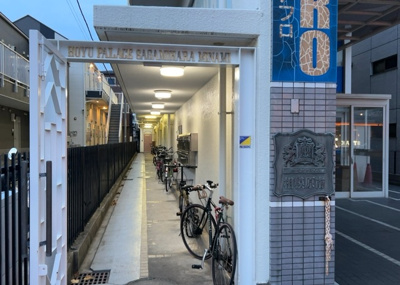 【ロビー】 | ホーユウパレス相模原南 | ロビーというと、エントランスと何がちがうの？と思いますよね。実はロビーとエントランスには明確な決まりはありません。物件によっては、エントランスを入って広がるある程度の広さのある空間がロビーとなります。