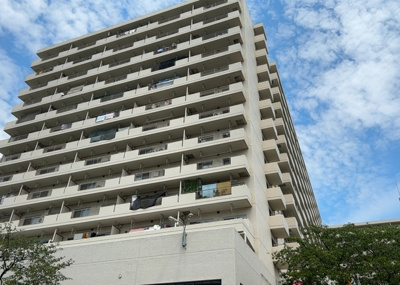 【外観】 | 高尾パークハイツＡ棟 | 土地の形が極端に長細かったり、狭小地、あるいは道路との高低差がある傾斜地だった場合、後々売ろうとしても買い手がつかない場合もあります。後々、売却することになった時に価値の下がらない土地を選びましょう。