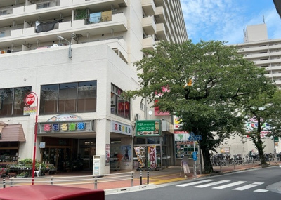 【外観】 | 高尾パークハイツＡ棟 | 家を建てる場合、方位は要チェックです。現実的に日当たりのよい家ならばリビングは南側、建築基準法でも北側に当たる家への配慮は求められています。土地を見学に行く際は、方位磁針を持って行くようにしましょう。