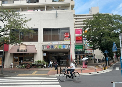 【外観】 | 高尾パークハイツＡ棟 | 土地を買う際、住む地域の自治体や福祉の補助制度にも注目してみましょう。子供や老人の医療補助やゴミ出しのルールなど、自治体によってルールに大きな違いがあるため、暮らしやすい土地で判断するとよいでしょう。