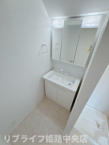 野里東町戸建の独立洗面台|三面鏡の独立洗面台