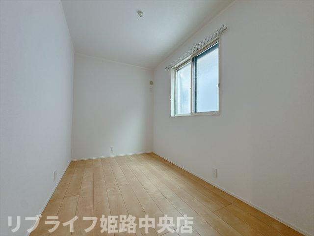 野里東町戸建の洋室
