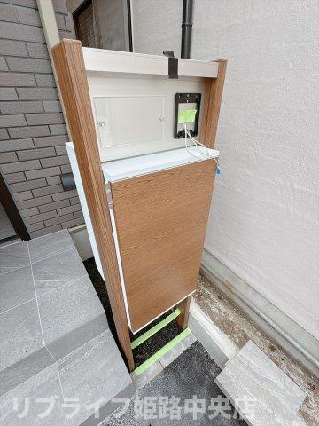 野里東町戸建のエントランス|宅配BOX付きの専用ポスト