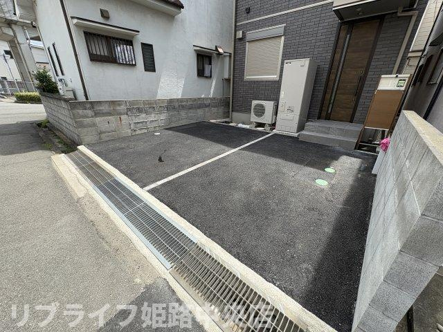 野里東町戸建の駐車場|駐車場から玄関まですぐなので、荷物の出し入れが容易です