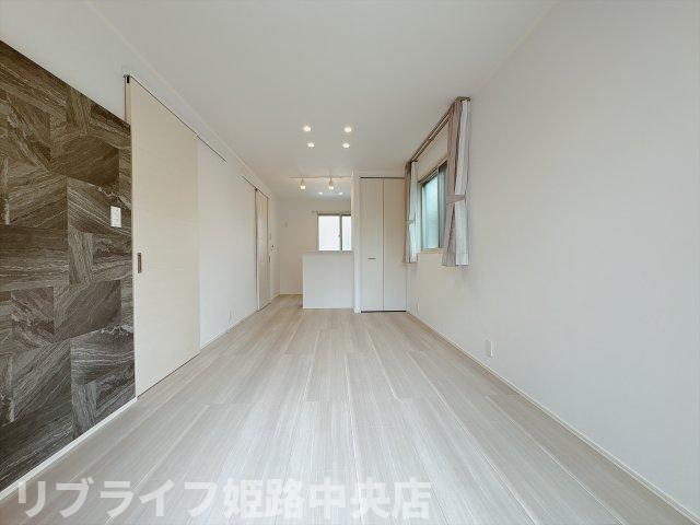 野里東町戸建の居間・リビング|ダウンライト標準装備、清潔感のあるリビング