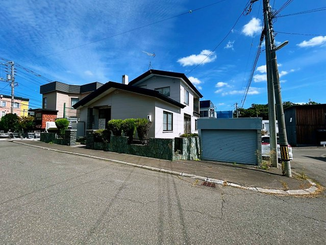 平和2条2丁目土地（南西角地）の外観|西側から撮影した現地。ちょうど土地の角側の歩道に電柱があり、敷地内への出入りが容易です。