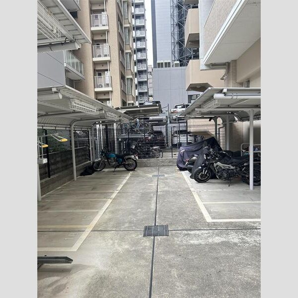 S-RESIDENCE江坂の駐車場
