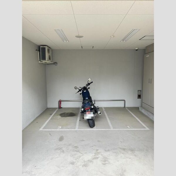 S-RESIDENCE江坂の駐車場