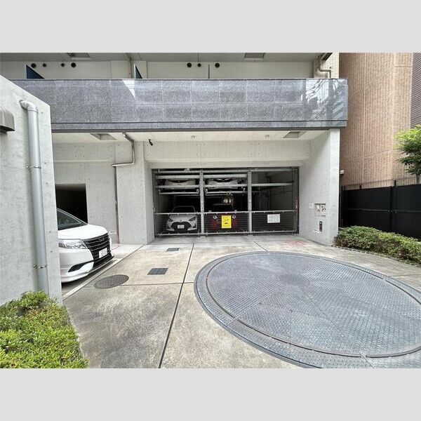 S-RESIDENCE江坂の駐車場