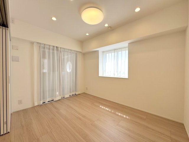 浦和仲町ダイヤモンドマンションの洋室|洋室5.6帖　間取り図左の部屋
2面に窓があり、風通しと採光に優れた洋室です。クローゼットも完備しており、ベッドやデスクの配置もしやすい形状です。お子様のお部屋や書斎としても快適にお使いいただけます。