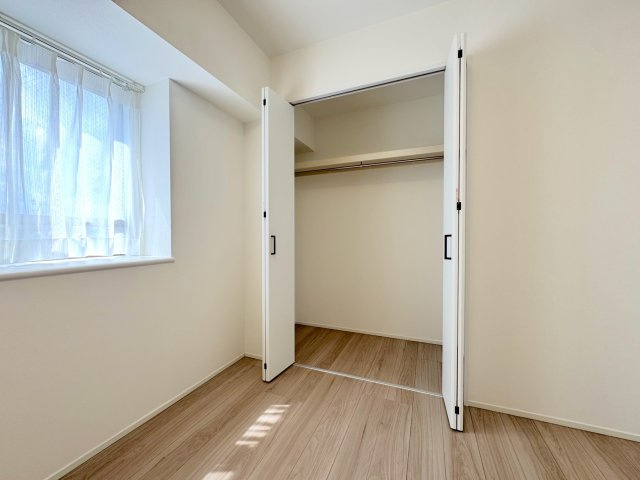 浦和仲町ダイヤモンドマンションの収納|収納
お部屋の荷物をすっきり収納できる大型クローゼットです。衣服や日用品をまとめて収納でき、居室空間を広々とお使いいただけます。