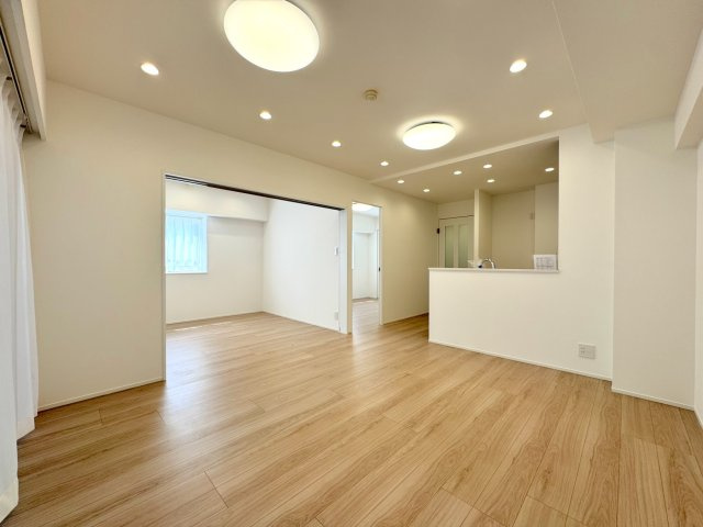 浦和仲町ダイヤモンドマンションの居間・リビング|リビング
別角度からのリビング写真です。木の温もりが感じられるフローリングで、落ち着きと寛ぎを感じられる心地よい空間を演出しています。