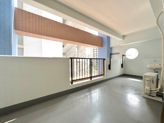 浦和仲町ダイヤモンドマンションのバルコニー|バルコニー
リビングと主寝室から出入りできる、陽当り・通風の良いバルコニーです。奥行きがあり洗濯物も気持ちよく干せるほか、ちょっとした観葉植物などを置いて爽やかな空間づくりもお楽しみいただけます。