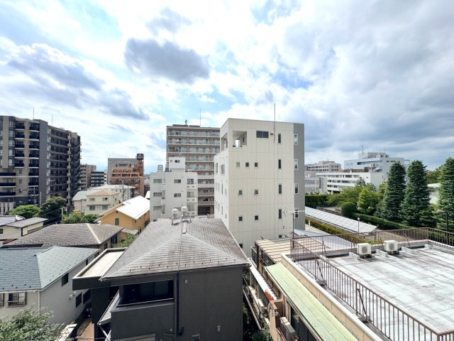 浦和仲町ダイヤモンドマンションの展望|眺望
4階部分からの開放的な眺望です。前面に遮るものがなく、心地よい風と陽光を感じられる気持ちの良いロケーションです。