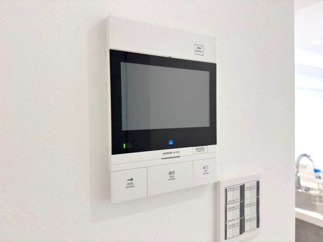 浦和仲町ダイヤモンドマンションのセキュリティ|TVモニターつきインターホン
訪問者の顔を室内から確認できるTVモニター付きインターホンです。防犯面でも安心感があり、お子様のお留守番時にも心強い設備です。