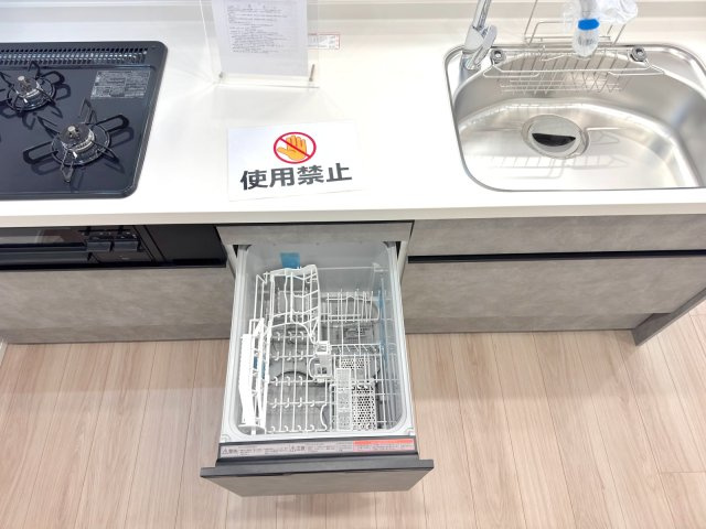 浦和仲町ダイヤモンドマンションの発電・温水設備|食洗機
面倒な食器洗いを自動化できるビルトイン食洗機を搭載。食後の片付け時間を短縮でき、手荒れ防止や節水にも貢献してくれます。