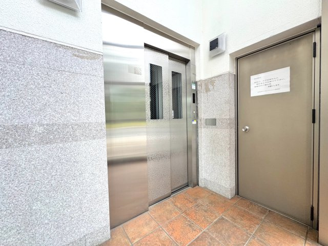 浦和仲町ダイヤモンドマンションのその他共用部分|エレベーター
共用回廊・エレベーターホールです。共用部もきれいに維持管理されており、日々の移動もストレスなくスムーズに行えます。
