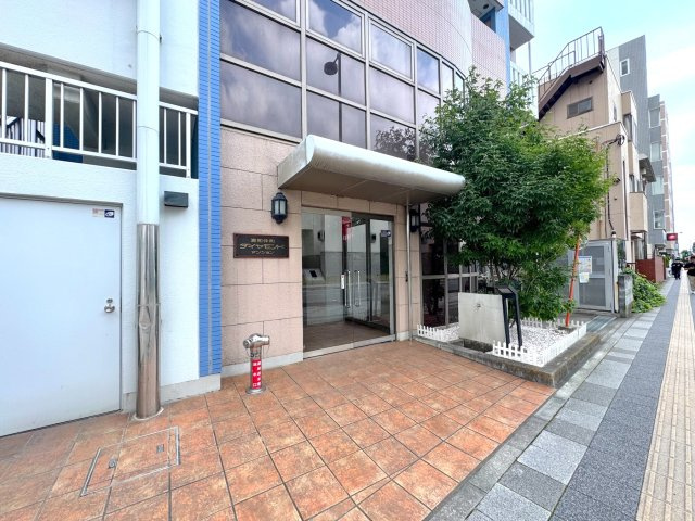 浦和仲町ダイヤモンドマンション|エントランスの入り口
マンションのアプローチ・エントランス入口です。落ち着きのある佇まいで、住まう方を優しく迎え入れてくれます。
