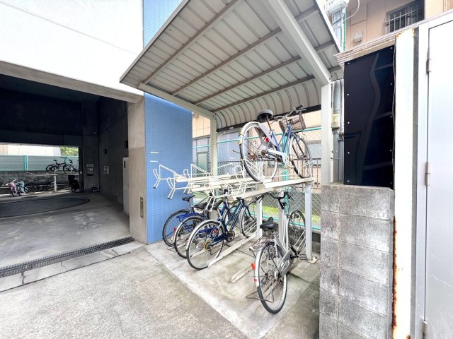 浦和仲町ダイヤモンドマンションの駐輪場|駐輪場
屋根付きの敷地内駐輪場です。大切な自転車を雨風から守ることができ、通勤・通学や日常のお買い物にも活躍します。