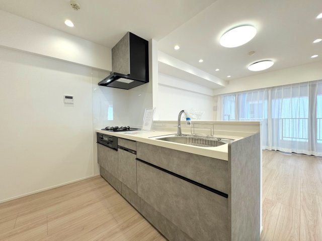 浦和仲町ダイヤモンドマンションのキッチン|キッチン新規交換
空間をすっきり見せる対面式のシステムキッチンです。新規交換済みで清潔感があり、調理スペースも確保されています。リビングのご家族や小さなお子様の様子を見守りながら快適にお料理ができます