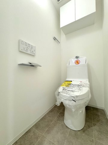 浦和仲町ダイヤモンドマンションのトイレ|トイレ新規交換
清潔感のある新規交換済みの温水洗浄便座付きトイレです。上部にはトイレットペーパーなどを整理できる収納棚を備えています。