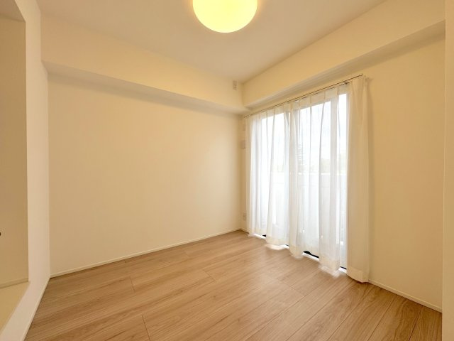 浦和仲町ダイヤモンドマンションの子供部屋|洋室4.6帖　間取り図右の部屋
バルコニーへ出入りできる大きな窓を備えた洋室です。窓からの自然光が入る明るい室内で、プライベートな時間を大切にできるため、成長期のお子様のお部屋にもぴったりです。