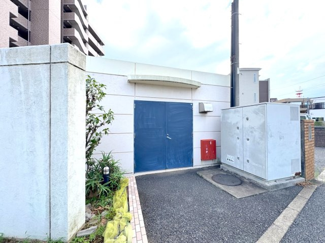 サニーコート川口元郷第２のその他共用部分|【敷地内ゴミ置き場】敷地内に整頓された専用のゴミ置き場を設置。日々のお部屋のゴミ出しもスムーズに行え、清潔な住環境が保たれています。