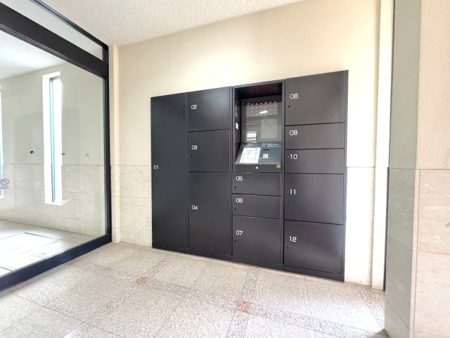 サニーコート川口元郷第２の設備|【宅配ボックス】不在時でも24時間いつでも荷物を受け取れる便利な宅配ボックスを完備。再配達の手間を減らし、ネットショッピングも快適に利用できます。