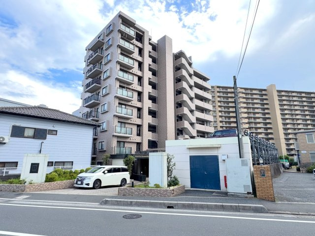 サニーコート川口元郷第２の外観|【マンション外観全景】周辺の街並みに調和するスタイリッシュな外観。管理体制の良さが伺える美しいデザインで、資産価値を高く保ちます。