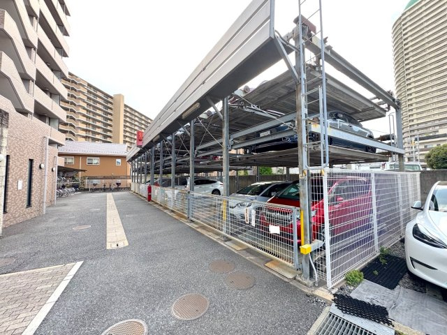 サニーコート川口元郷第２の駐車場|【敷地内駐車場】敷地内に確保された便利な駐車場スペース。愛車を身近に保管でき、雨の日の乗降や重い荷物の搬入時にも大変重宝します。