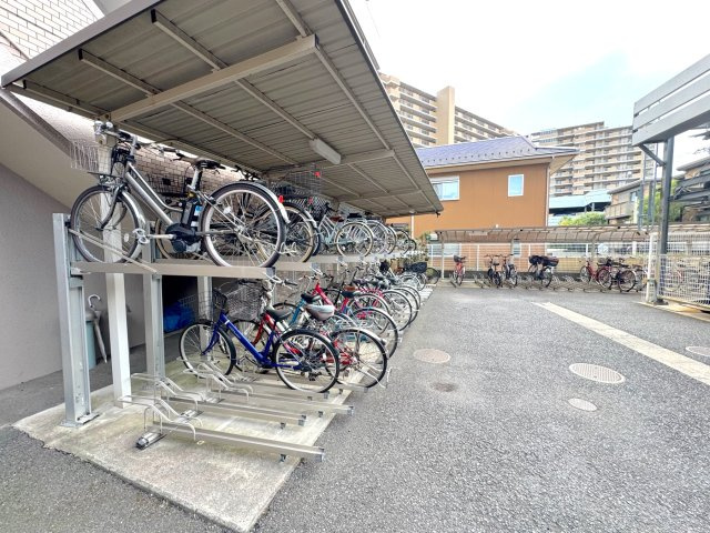 サニーコート川口元郷第２の駐輪場|【敷地内駐輪場】屋根付きで大切な自転車を雨風から守る駐輪場。整然と整理されており、通勤・通学、お買い物で自転車を利用される方にも安心です。