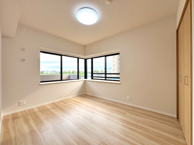サニーコート川口元郷第２の洋室|【洋室（5.4帖・南西側）】
2面採光の角部屋で、明るい陽光と心地よい風を感じられるお部屋です。便利な収納付きで空間を広く使え、書斎や趣味の部屋としても心地よくお過ごしいただけます。