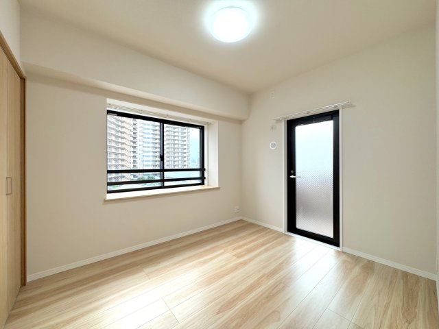サニーコート川口元郷第２の子供部屋|【子ども部屋（洋室 5.0帖・北西側）】
角部屋ならではの2面採光で明るく爽やかな空間。クローゼット完備で学習道具や衣類もすっきり収まり、お子様の成長に寄り添う快適なプライベート空間に最適です。