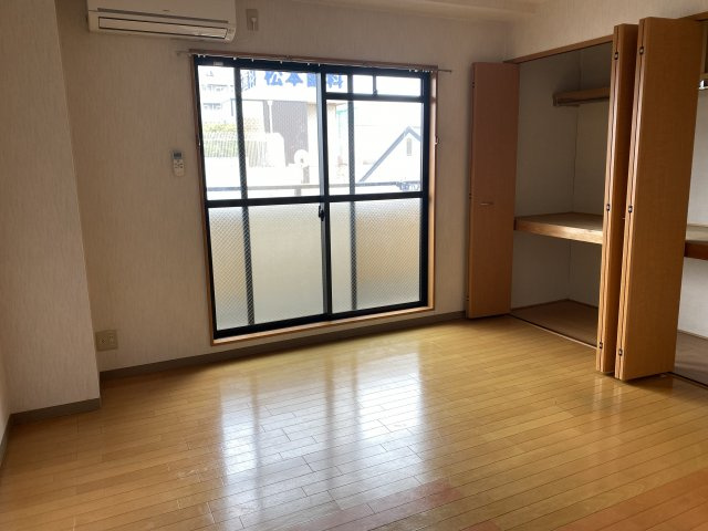 メゾンリュートⅡ番館の洋室