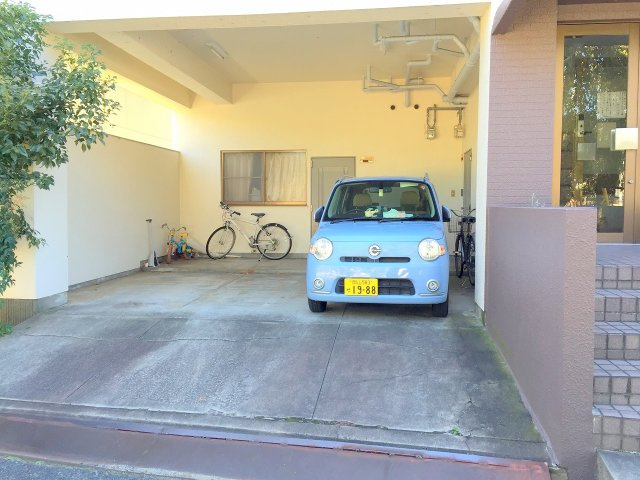 津倉さつきマンションの駐車場