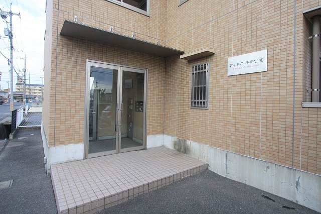 フィネス平田公園のエントランス