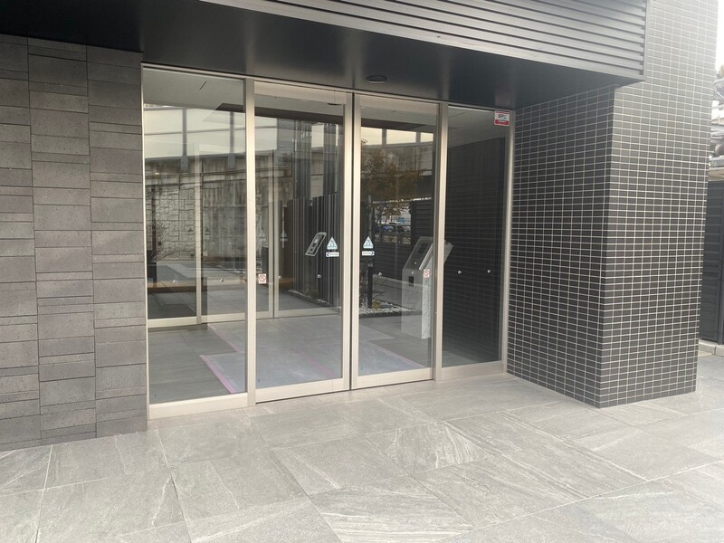 プレサンスロジェ岡山駅元町のエントランス