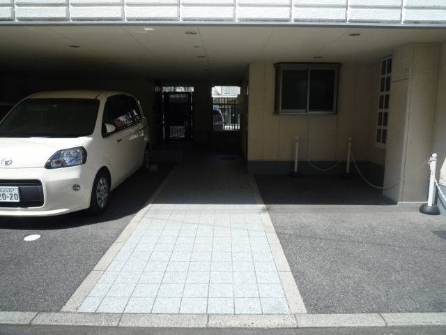 駅元ビルの駐車場